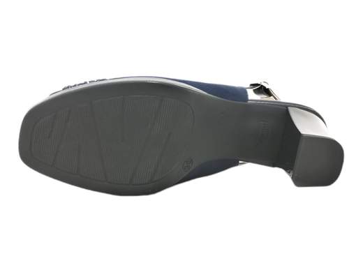 Esplora l'eleganza senza tempo del sandalo da donna slingback Cinzia Soft IAB323849C 002. Realizzato con maestria in camoscio sintetico e vernice, questo sandalo è un'icona di stile e raffinatezza. L'accessorio con strass aggiunge un tocco di brillantezza, mentre il sottopiede imbottito in pelle assicura un comfort eccezionale. Con un comodo tacco di 6,5 cm ed un plateau di 1 cm, questo sandalo è perfetto per chi cerca un equilibrio tra moda classica ed eleganza. Realizzato in Italia, rappresenta la migliore qualità artigianale.