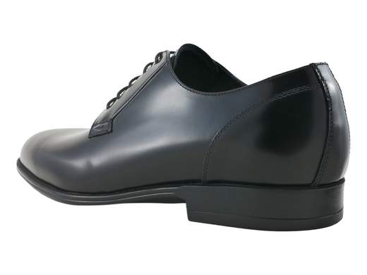 Stringata classica punta affusolata NeroGiardini in pelle nera spazzolata con suola sottile e sottopiede Memory Foam per cerimonie e gala. Prodotto Made in Italy.