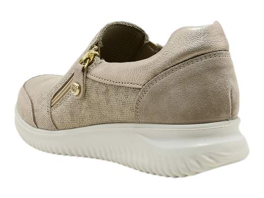 Esplora la perfetta fusione di stile e comfort con la sneaker da donna Enval Soft Kayla 3759033. Realizzata in pelle scamosciata semi lucida, questa sneaker offre una fodera in tessuto traspirante, una comoda apertura lampo laterale, plantare auto modellante memory foam e fondo ginnico da 3,5 cm. Raffinata e confortevole in ogni occasione, con il tocco distintivo della qualità Made in Italy.