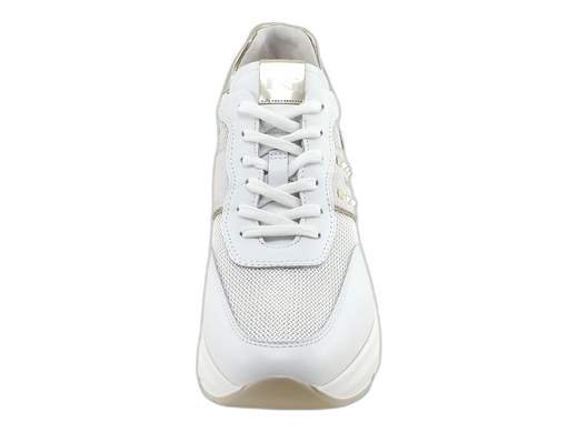Sneakers NeroGiardini E512962D in pelle e rete laminata, con zeppa sportiva 6,5 cm e sottopiede DryGo estraibile. Comode, traspiranti e Made in Italy. <br /><br />Grinta e stile in un'unica scarpa! <br />Le sneakers NeroGiardini E512962D uniscono pelle e rete laminata per un look fresco e raffinato, con un tocco gold sul retro che fa la differenza. <br />La fodera in morbida pelle coccola il piede, mentre il sottopiede DryGo estraibile assicura igiene e comfort per tutto il giorno. <br />Il fondo zeppa da 6,5 cm regala slancio e carattere senza rinunciare alla praticità. Perfette per un look casual-chic o sporty-glam! <br />Scoprile su Laporta Calzature e porta il tuo stile al livello successivo!