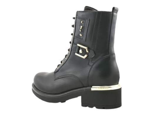 Scopri gli Anfibi Donna NeroGiardini I411881D in pelle nera con dettagli dorati, suola carrarmato e zip. Grintosi e chic, ideali per ogni occasione. Acquista ora! <br /><br />Gli Anfibi Donna NeroGiardini I411881D, disponibili su Laporta Calzature, sono il connubio perfetto tra stile deciso e raffinatezza Made in Italy. <br />Realizzati interamente in pelle nera di alta qualità, questi anfibi combinano la doppia chiusura con lacci e zip laterale per una calzata pratica e sicura. <br />La suola in gomma carrarmato aggiunge grinta e stabilità, mentre i dettagli in metallo dorato donano un tocco di luminosità glamour al design. <br />Il sottopiede imbottito in pelle offre comfort anche nelle giornate più fredde, rendendoli ideali per un outfit urban style che si adatta a ogni occasione. <br />Vuoi affrontare l’inverno con grinta e stile? Acquista ora su Laporta Calzature e rendi ogni passo indimenticabile!
