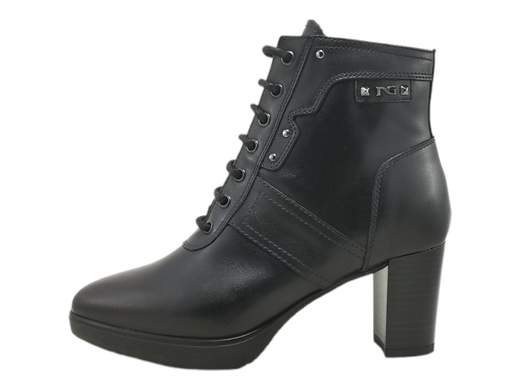 Scopri i Tronchetti Stringati Donna NeroGiardini I411201D in pelle, grintosi ed eleganti con lacci e zip. Tacco 7 cm per un tocco glam. Acquista ora! <br /><br />I Tronchetti Stringati Donna NeroGiardini I411201D, disponibili su Laporta Calzature, sono quel mix irresistibile di stile e comfort che non sapevi di volere. <br />Realizzati in pelle di alta qualità, vantano una doppia chiusura: lacci per regolare al millimetro e zip laterale per quando hai fretta (sappiamo che succede spesso!). Il sottopiede imbottito in pelle ti coccola, mentre la suola in gomma con tacco di 7 cm e plateau di 1,5 cm ti dà la giusta altezza per dominare la giornata. <br />Perfetti per passare dall’ufficio a un aperitivo con gli amici senza mai perdere un colpo. <br />Vuoi aggiungere un tocco di grinta al tuo guardaroba? Acquista ora su Laporta Calzature e conquista ogni passo!