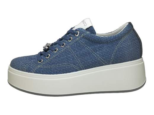 Sneaker in tessuto effetto rafia jeans con ciondolo a cuore, suola platform 5cm ultra leggera e plantare in pelle estraibile per il massimo comfort quotidiano.