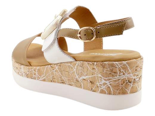 Sandali zeppa Susimoda 2465/25 con fascia regolabile e sottopiede PIUMA Gel. Comodi, leggeri e perfetti per ogni giornata. Scoprili subito!<br /><br />Cerchi dei sandali che dicano “comodità” già dal primo passo? I Susimoda 2465/25 ti capiscono al volo: due fasce in pelle, una regolabile con strappo e maxi fibbia decorativa (giusto per darsi un tono), per un’estate senza compromessi.<br /><br />Il vero protagonista? Il sottopiede in pelle PIUMA Gel, ultra imbottito e pensato per coccolare i piedi anche nelle giornate più lunghe. Camminare non è mai stato così piacevole.<br /><br />La zeppa bicolore da 5,5 cm è leggera e stabile, con un battistrada antiscivolo che ti fa sentire sicura in ogni passo, dal marciapiede alla passeggiata sul lungomare.<br /><br />Ideali per outfit giornalieri, momenti di relax o gite fuori porta. Insomma, quando la comodità è d’obbligo, loro sono la risposta.<br /><br />Lavorazione artigianale Made in Italy.<br />Provali ora: i tuoi piedi non vorranno più altro!