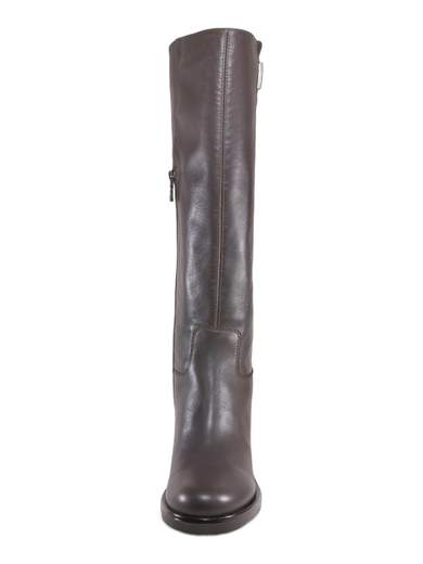 Stivali NeroGiardini testa di moro in pelle con tacco comodo 5,5 cm e zip interna. Eleganti, caldi e raffinati per inverno e sera. Made in Italy.<br /><br />Questi stivali NeroGiardini in pelle color testa di moro hanno proprio quel fascino elegante che non stanca mai. La pelle è morbidissima, rifinita con un accessorio metallico in tinta sul gambale che aggiunge carattere senza perdere raffinatezza.<br /><br />All’interno trovi solo materiali di qualità: fodera interamente in pelle e sottopiede imbottito in pelle, per una sensazione di comfort costante durante tutta la giornata. Il tacco a blocco largo da 5,5 cm è stabile, pratico e perfetto anche quando cammini più del previsto. La suola in gomma robusta li rende ideali per l’inverno, anche con pioggia e freddo.<br /><br />La zip laterale interna, che arriva fino a metà gambale, permette una calzata facilitata pur mantenendo l’effetto elegante dello stivale a tubo. Il risultato? Uno stivale grintoso ma raffinato, che scalda le gambe e valorizza ogni outfit.<br /><br />Perfetti dall’ufficio alle uscite serali, quando vuoi sentirti elegante, comoda e pronta ad affrontare qualsiasi giornata con stile. Ovviamente Made in Italy.<br /><br />Se cerchi uno stivale elegante ma pratico, che non ti faccia mai rinunciare al comfort, questo è quello giusto per te.