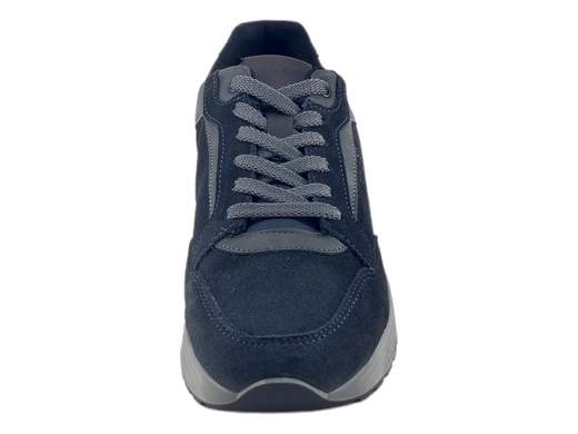 Sneakers uomo in pelle scamosciata bicolore, leggere e ammortizzate, ideali per camminare a lungo con comfort quotidiano.<br /><br />Queste sneakers da uomo combinano stile urbano raffinato e comfort avanzato, risultando perfette per un utilizzo quotidiano e prolungato. La tomaia è realizzata in pelle scamosciata bicolore blu notte con inserto grigio, una combinazione elegante e versatile che si adatta facilmente sia a look casual sia a outfit più curati.<br /><br />La calzata è comoda e ben bilanciata, studiata per accompagnare il piede durante tutta la giornata. La soletta estraibile in pelle memory foam, traspirante e ammortizzata, assicura un appoggio morbido e confortevole, riducendo l’affaticamento anche dopo molte ore di utilizzo.<br /><br />La chiusura con lacci a 6 fori permette una regolazione precisa e personalizzata, garantendo stabilità e adattabilità a ogni tipo di piede. Il vero punto di forza è il fondo running in poliuretano alto 4 cm, leggero e flessibile, progettato per offrire ottimo assorbimento degli urti. La sua forma sportiva favorisce una naturale proiezione del peso in avanti, rendendo queste sneakers particolarmente indicate per lunghe camminate e utilizzo continuo.<br /><br />Ideali per il tempo libero, il lavoro informale e la vita urbana, rappresentano una scelta affidabile per chi cerca comfort, leggerezza e stile Made in Italy in un’unica calzatura.