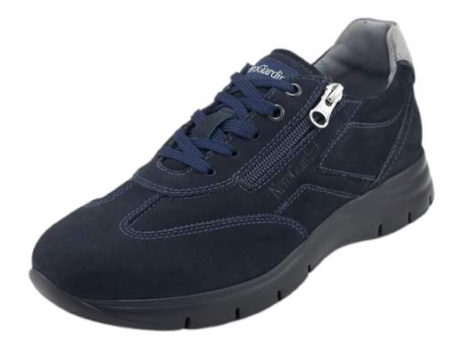 Sneakers uomo NeroGiardini in pelle nabuk con zip laterale e lacci. Comode, traspiranti e leggere. Scopri su Laporta Calzature! Made in Italy. <br /><br />Le sneakers NeroGiardini I202501U sono il mix perfetto di eleganza e comfort quotidiano. <br />Realizzate in pelle nabuk di alta qualità, con fodera in pelle e sottopiede imbottito estraibile DryGo, garantiscono traspirabilità e igiene ottimali. <br />La doppia chiusura con lacci e zip laterale aggiunge praticità, mentre la suola in gomma leggera assicura comodità anche nelle giornate più lunghe. <br />Con un design minimale e raffinato, queste sneakers si adattano a ogni occasione, dal lavoro al tempo libero, per un look rilassato e sempre impeccabile. <br />Scoprile ora su Laporta Calzature e porta il Made in Italy ai tuoi piedi!