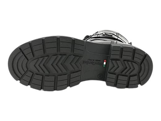 Esplora lo stile audace degli anfibi da donna NeroGiardini I309062D. Questi anfibi sono l'emblema dell'eleganza ribelle, con pelle di alta qualità abbellita da accessori metal distintivi. La combinazione di ampia allacciatura e zip laterale offre un look sofisticato e pratico. Con il plantare imbottito in morbida pelle, potrai affrontare la giornata con il massimo comfort. La suola in gomma carrarmato, con il suo tacco a blocco di 4 cm, conferisce una presenza decisa e offre un'aderenza eccezionale su varie superfici. Afferra la grinta e l'artigianalità italiana con questi anfibi che uniscono stile e praticità.