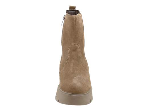 Stivaletti Chelsea IGI&CO donna in pelle scamosciata. Comodi, versatili e con fondo carrarmato, perfetti per lavoro e serate. Scopri il Made in Italy! <br /><br />Se cerchi uno stivaletto che unisca praticità e stile, gli stivaletti Chelsea IGI&CO 6665711 Stefy sono la risposta! <br />Realizzati in pelle scamosciata color fango, combinano l'eleganza casual alla grinta del fondo carrarmato leggero e robusto. <br />La zip interna e l’elastico laterale garantiscono una calzata facile e veloce, mentre il tacco da 5 cm aggiunge il giusto slancio. <br />Dal lavoro alle uscite con gli amici, sono perfetti per ogni occasione. <br />Made in Italy, perché i tuoi piedi meritano qualità e stile. Non aspettare: dai il via al tuo prossimo outfit con un clic!