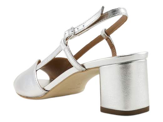 Sandali Gianmarco Sorelli 1906/Imma in pelle nappa con tacco comodo da 5 cm. Raffinati, artigianali, perfetti per ogni look elegante. Made in Italy.<br /><br />Se cerchi dei sandali con tacco eleganti che non ti facciano pentire di averli indossati dopo 10 minuti... benvenuta nel mondo dei *Gianmarco Sorelli 1906/Imma*.<br /><br />La fascia ampia in morbida pelle nappa avvolge il piede con classe (e con quel pizzico di charme italiano che non guasta mai), mentre il cinturino slingback regolabile con fibbia tiene tutto al suo posto. Interno in pelle, sottopiede imbottito e un tacco a blocco da 5 cm: il comfort, qui, non è un optional.<br /><br />E poi c’è la suola in cuoio ecologico antiscivolo, per camminare sicura anche su terreni a rischio figuraccia.<br /><br />Perfetti con un tailleur, un vestito fluido o un jeans con blazer, questi sandali in pelle Made in Italy sono la scelta giusta per ogni occasione chic… dove la parola d’ordine è: raffinata sì, sfinita no.