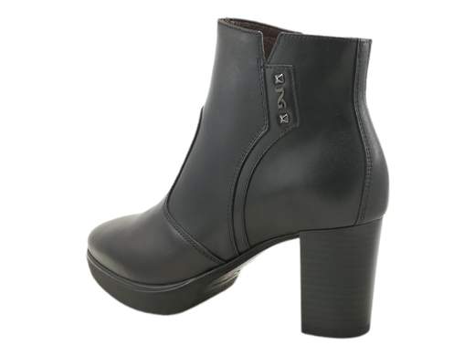 Scopri i Tronchetti Donna NeroGiardini I411200D in pelle, eleganti e pratici con tacco di 7 cm e zip laterale. Acquista ora su Laporta Calzature!<br /><br />I Tronchetti Donna NeroGiardini I411200D, disponibili su Laporta Calzature, sono il mix perfetto di stile, comfort e versatilità. Realizzati interamente in pelle di qualità, questi tronchetti esprimono un’eleganza senza tempo, ideale per completare ogni look. <br />La comoda zip laterale rende la calzata rapida e senza sforzo, mentre il sottopiede imbottito in pelle garantisce un comfort che dura tutto il giorno. <br />La suola in gomma, con tacco di 7 cm e plateau di 1,5 cm, ti offre un tocco di altezza e sicurezza, perfetti per affrontare sia una lunga giornata in ufficio che una serata speciale. <br />Dai un tocco di grinta e raffinatezza al tuo stile: acquista ora su Laporta Calzature e fai ogni passo con classe!