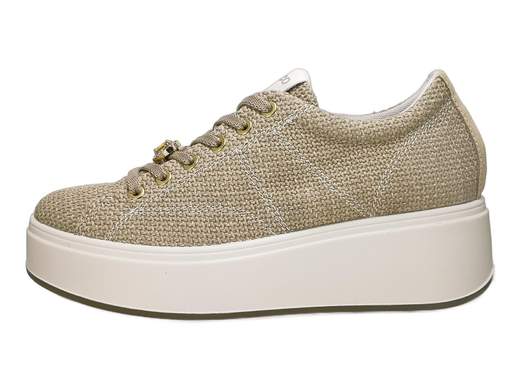 Sneaker in rafia color sabbia con ciondolo a cuore e pietra ambra, suola platform 5cm ammortizzata e plantare in pelle estraibile per un benessere quotidiano.