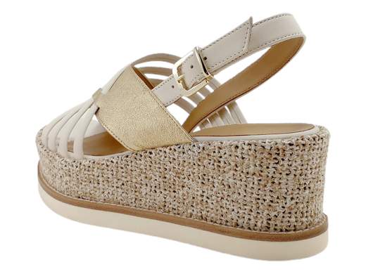 Sandali con zeppa Gianmarco Sorelli: pelle effetto foglia oro, comfort leggero e dettagli ricercati. Comodi, chic e Made in Italy.<br /><br />Hai detto zeppa con stile? Ecco i Gianmarco Sorelli 3027/JIL/XLG, quei sandali che metti una volta e non togli più — a meno che tu non voglia rovinare l’effetto “diva rilassata”.<br /><br />Le fasce incrociate in pelle bicolore color off white e oro, con effetto foglia dorata, sono pura luce ai piedi. Un tocco glam che non passa inosservato, ma senza esagerare (la sobrietà di chi sa brillare senza urlare). Il cinturino slingback regolabile garantisce stabilità anche quando corri… verso l’ultima fetta di torta al brunch.<br /><br />Comfort? Check. Il sottopiede in pelle imbottito coccola il piede, mentre la zeppa da 6,5 cm è fasciata in tessuto effetto juta melange – per dare quell’aria naturale, boho, ma super curata. E la suola Extralight in gomma fa il resto: morbida, leggera, quasi dimentichi di averli ai piedi.<br /><br />Perfetti come sandali con zeppa eleganti, ideali per look estivi raffinati, eventi informali o semplicemente per sentirsi splendide… anche solo andando a fare la spesa.<br />*Made in Italy*, ovviamente. Perché il vero stile parte da sotto.