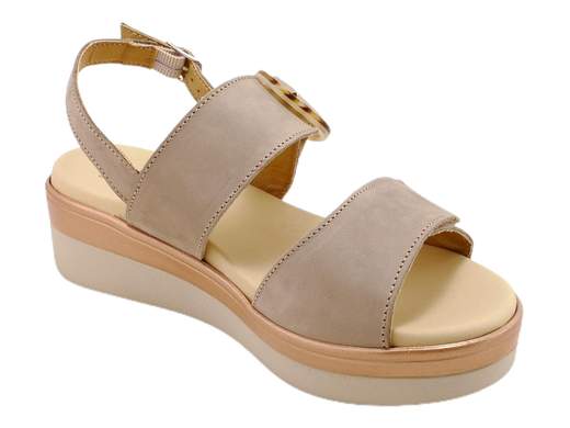 Scopri i Sandali CINZIA Soft IO10691NB 003 in morbida pelle nabuk con fasce regolabili, comodi e versatili, su Laporta Calzature. Acquista ora!<br /><br />I Sandali CINZIA Soft IO10691NB 003, disponibili su Laporta Calzature, sono il perfetto equilibrio tra comfort e stile. <br />Realizzati in morbida pelle nabuk, questi sandali sono dotati di due fasce regolabili a strappo che permettono una calzata comoda e personalizzata per ogni piede. Il fondo zeppa di 4,5 cm è studiato per offrire un supporto confortevole, mentre il sottopiede morbido in pelle garantisce stabilità e comfort per tutto il giorno. <br />Orgogliosamente Made in Italy, questi sandali rappresentano la qualità e l’artigianalità italiane.<br />Rinnova il tuo look estivo con eleganza e comodità, acquista ora su Laporta Calzature!