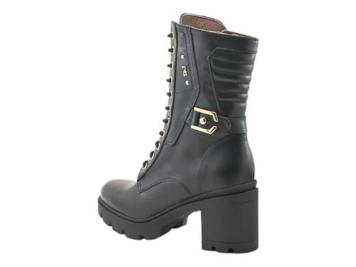 Scopri gli Anfibi Donna NeroGiardini I411902D in pelle nera con gambale alto, dettagli dorati e tacco di 7 cm. Eleganti e grintosi, acquistali ora su Laporta Calzature! <br /><br />Gli Anfibi Donna NeroGiardini I411902D, disponibili su Laporta Calzature, sono l’emblema dello stile urbano con un tocco glam irresistibile. <br />Realizzati interamente in pelle nera di alta qualità, questi anfibi con gambale alto uniscono eleganza e praticità. <br />La doppia chiusura con lacci e zip laterale assicura una calzata facile e personalizzabile, mentre il sottopiede imbottito in pelle garantisce comfort anche nelle giornate più fredde. <br />La suola in gomma carrarmato, completata da un tacco di 7 cm, dona un’altezza perfetta per affrontare ogni occasione con grinta. <br />I dettagli in metallo dorato aggiungono luminosità al look, rendendo questi anfibi ideali per un outfit urban style che non passa inosservato. <br />Aggiungi carattere al tuo stile invernale: acquista ora su Laporta Calzature e cammina con classe Made in Italy!