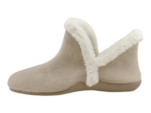 Pantofole donna CINZIA Soft END36 in velluto beige con bordo in pelliccia. Eleganti, calde e antiscivolo, ideali per ambienti freddi. Scoprile su Laporta Calzature! <br /><br />Lasciati avvolgere dal calore e dall'eleganza delle pantofole donna CINZIA Soft END36, perfette per chi cerca stile e comfort anche nei momenti di relax. <br />Realizzate in velluto beige, sono arricchite da un raffinato bordo in pelliccia, che le rende irresistibili e accoglienti. <br />Il design slip-on ti consente di indossarle con facilità, mentre l'interno in tessuto spesso e caldo è un toccasana per i piedi freddolosi. <br />Il fondo in gomma leggero, flessibile e antiscivolo, con un'altezza di 2 cm, le rende ideali sia per l'interno che per piccole uscite all'esterno. <br />Non lasciare i tuoi piedi al freddo: scegli CINZIA Soft END36 per uno stile chic e confortevole anche a casa. Disponibili su Laporta Calzature!