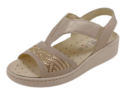 Scopri i Sandali Donna ENVAL Soft 5776922 in pelle metallizzata e camoscio con strass, comodi e flessibili, su Laporta Calzature. Acquista ora!<br /><br />I Sandali Donna ENVAL Soft 5776922, disponibili su Laporta Calzature, combinano eleganza e comfort, perfetti per essere indossati tutto il giorno. <br />La tomaia in pelle metallizzata e camoscio color champagne, arricchita da strass, offre un look luminoso e raffinato. <br />Il fondo platform di 4 cm in poliuretano leggero e flessibile garantisce un effetto ammortizzante per una camminata comoda e stabile. <br />Il morbido plantare estraibile in pelle può essere facilmente sostituito con un plantare personale. <br />Gli elastici centrale e laterali assicurano una calzata ottimale e un'ottima adattabilità al piede. <br />Made in Italy, questi sandali uniscono stile e qualità artigianale. <br />Scegli comfort e stile per le tue giornate, acquista ora su Laporta Calzature!