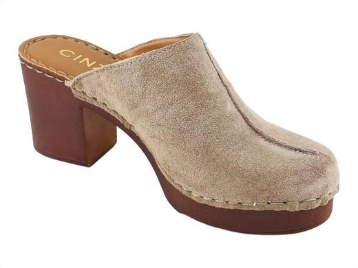 Sabot da donna stile olandese in pelle scamosciata tortora con tacco comodo, plateau leggerissimo e sottopiede imbottito per un comfort quotidiano.