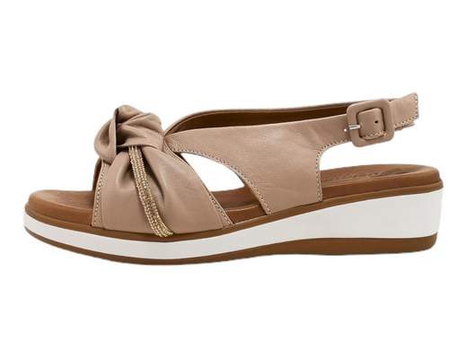 Esplora la comodità del sandalo zeppa da donna Susimoda 22460/6. Realizzato in morbida pelle nappa, presenta una grande fascia con dettagli di strass dorati. Il sottopiede imbottito Piuma Gel offre comfort supremo, mentre la zeppa da 3,5 cm combina stile e agio. Un'eccellenza Made in Italy per un tocco di raffinatezza nel tuo guardaroba.