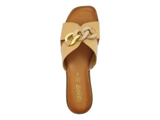 Ciabatte donna IGI&CO Elina 7686411 in pelle con catena trendy e sottopiede memory foam. Stile e comodità Made in Italy ai tuoi piedi.<br /><br />Se pensavi che una ciabatta fosse solo pratica, la Elina di IGI&CO ti fa cambiare idea. Pelle morbida e fodera in pelle avvolgono il piede, mentre la maxi catena frontale aggiunge quel tocco fashion che non passa inosservato.<br /><br />L’inserto elastico nascosto sotto la fascia è un piccolo colpo di genio: migliora la calzata e rende la scarpa ancora più confortevole. Ma il vero asso nella manica è il sottopiede in memory foam, imbottito al punto giusto per coccolare ogni passo.<br /><br />La suola in gomma antiscivolo con tacco basso da 2,5 cm chiude il cerchio: leggera, sicura e super versatile. Perfette per passeggiate, vacanze o semplicemente per dare un tocco chic al tuo outfit di tutti i giorni.<br /><br />Made in Italy, naturalmente.<br /><br />Pronta a dare ai tuoi piedi un mix di comfort e stile senza compromessi? Scegli subito le Elina e falla tua!