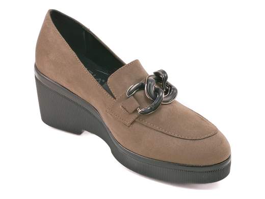Mocassini con zeppa Cinzia Soft: eleganza e comfort Made in Italy per look raffinati da mattina a sera.<br /><br />Quando la comodità incontra il buon gusto, ecco i mocassini con zeppa Cinzia Soft DM125058. Realizzati in morbido camoscio sintetico color fango, si distinguono per l’ampio accessorio a catena che dona un tocco chic e deciso.<br /><br />Gli elastici laterali rendono la calzata pratica e confortevole, mentre il sottopiede in pelle imbottito coccola ogni passo. La zeppa da 6 cm in gomma antiscivolo garantisce stabilità e slancio, senza rinunciare all’eleganza.<br /><br />Perfetti per dare un twist sofisticato ai tuoi outfit da ufficio o per le serate più ricercate. Ovviamente Made in Italy.<br /><br />Lasciati conquistare dal comfort raffinato di Cinzia Soft e aggiungili subito al carrello!