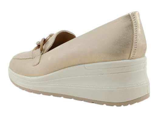 Mocassini donna ENVAL Soft Ronda 7761222 in pelle laminata platino con catena e strass. Plantare memory foam estraibile e zeppa di 5,5 cm. Made in Italy! <br /><br />Se cerchi scarpe che uniscano eleganza e comfort senza rinunciare a un tocco glam, questi mocassini ENVAL Soft fanno al caso tuo! <br />Realizzati in pelle laminata e nuvolata platino, sfoggiano un raffinato accessorio a catena con strass, perché un po’ di brillantezza non guasta mai. <br />Il plantare imbottito in memory foam regala morbidezza a ogni passo, mentre la zeppa di 5,5 cm slancia senza farti rinunciare alla comodità. <br />Perfetti dall’ufficio all’aperitivo, sono la scelta giusta per chi vuole brillare senza sforzo. <br />Li trovi su Laporta Calzature… fai brillare anche il tuo guardaroba!