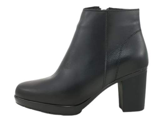 Scopri i Tronchetti Donna Susimoda 84640/89 in pelle con tacco a blocco di 7 cm e battistrada carrarmato. Grintosi e comodi, acquistali ora su Laporta Calzature! <br /><br />I Tronchetti Donna Susimoda 84640/89, disponibili su Laporta Calzature, sono la scelta perfetta per chi ama coniugare comfort e stile. <br />Realizzati in morbida pelle di alta qualità, si distinguono per la loro robustezza e il carattere deciso, grazie alla suola in gomma con leggero battistrada carrarmato. <br />La zip laterale rende la calzata pratica e veloce, mentre il sottopiede imbottito in pelle coccola il piede tutto il giorno. <br />Il tacco a blocco di 7 cm dona slancio senza compromettere la stabilità, rendendoli ideali per un look da ufficio grintoso o per una serata divertente con amici. <br />Rinnova il tuo stile con un tocco di carattere: acquista ora su Laporta Calzature e affronta ogni occasione con grinta Made in Italy!