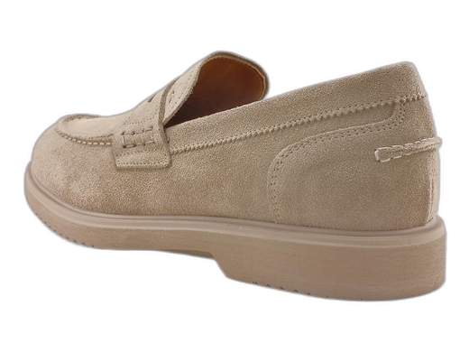 Mocassini uomo in pelle scamosciata NeroGiardini: stile casual chic e comfort top. Perfetti per lavoro o serate. Scoprili subito!<br /><br />Mocassini uomo NeroGiardini E500600U: eleganza disinvolta con un tocco di classe. <br />Realizzati in pelle scamosciata e foderati interamente in pelle, garantiscono comfort grazie al sottopiede imbottito. <br />Il design college con mascherina penny loafer aggiunge carattere, mentre la suola in gomma antiscivolo con tacco da 2,5 cm ti assicura stabilità in ogni occasione. <br />Perfetti per il lavoro, le uscite serali o gli eventi in cui vuoi fare centro senza rinunciare alla comodità. Provali ora!