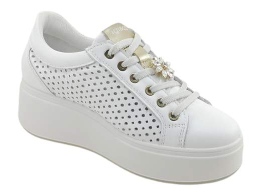 Scopri le sneakers donna IGI&CO Ally 7657222 in pelle traforata, fresche e leggere. Comfort top con suola platform da 5,5 cm. Acquistale su Laporta Calzature! <br /><br />Le sneakers IGI&CO Ally 7657222 sono il mix perfetto tra stile e comfort. <br />Realizzate in morbida pelle traforata per farti sentire fresca anche nei giorni più caldi, hanno un sottopiede imbottito ed estraibile con rialzo di 1 cm sotto il tallone: comodità garantita! <br />Il charm a forma di fiore (sì, è removibile!) aggiunge un tocco di personalità, mentre la suola platform da 5,5 cm in poliuretano leggero e ammortizzante slancia la figura senza sacrificare il benessere dei piedi. <br />100% Made in Italy e disponibili su Laporta Calzature. <br />Non lasciartele sfuggire, aggiungile al carrello ora!
