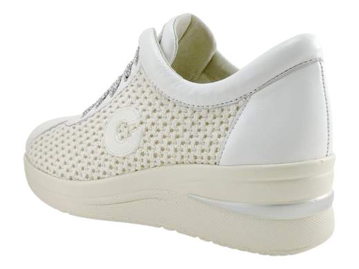 Calzatura estiva da donna traspirante con soletta in pelle estraibile e zeppa leggera di 5 cm per il massimo sollievo quotidiano e una calzata comoda.