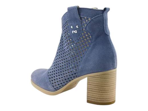 Elegante tronchetto estivo NeroGiardini in pelle scamosciata traforata colori avio e creta, tacco stabile 6,5 cm e zip interna, ideale per look urban chic.