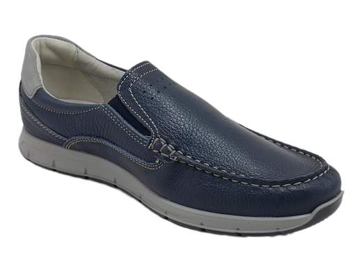 Eleva il tuo comfort e stile con il mocassino uomo ENVAL Soft 3710000. Realizzato in morbida nappa bottalata blu, offre una calzata comoda grazie al plantare in pelle Memory Foam estraibile. La suola in poliuretano Extra Flessibile garantisce una camminata senza sforzo. Questo mocassino Made in Italy unisce eleganza e praticità per un look impeccabile.
