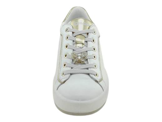 Sneakers donna IGI&CO Alina 7655200 in pelle bianca con dettagli oro, charm removibile e platform 3,5 cm. Comfort e stile Made in Italy su Laporta Calzature! <br /><br />Se vuoi dare un tocco glam ai tuoi passi, le IGI&CO Alina 7655200 sono la scelta perfetta! <br />In pelle bianca con eleganti dettagli oro, queste sneakers sprizzano stile da ogni angolazione. <br />Il charm removibile in oro e strass sui lacci aggiunge un tocco di luce, mentre il plantare imbottito ed estraibile è sufficientemente spesso da permettere l'inserimento di un supporto personalizzato. <br />Il platform da 3,5 cm assicura comfort e slancio alla silhouette. <br />Scoprile ora su Laporta Calzature e rendi ogni tuo outfit impeccabile!