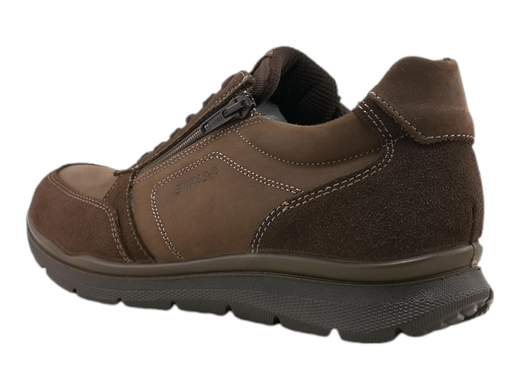 Sneakers in nabuk e pelle scamosciata color caffè con zip laterale, soletta memory foam e suola ammortizzata. Comode per lavoro e uso quotidiano.<br /><br />Queste sneakers in pelle nabuk e pelle scamosciata color caffè uniscono eleganza discreta e praticità quotidiana, ideali per chi cerca una scarpa versatile da indossare tutto il giorno. La fodera traspirante contribuisce a mantenere il piede asciutto e confortevole anche nelle giornate più intense.<br /><br />La calzata è morbida e stabile, merito della soletta estraibile in pelle memory foam, che ammortizza l’appoggio e accompagna il passo con naturalezza. La doppia chiusura con lacci a 6 fori e zip laterale garantisce una regolazione precisa e una calzata rapida, perfetta per chi è sempre in movimento.<br /><br />Il fondo platform in poliuretano da 3,5 cm è leggero, flessibile e ammortizzante: riduce l’affaticamento e rende queste sneakers adatte a lunghe camminate, spostamenti urbani e utilizzo prolungato anche in ufficio.<br /><br />Una sneaker pensata per chi vuole comfort reale, stile sobrio e qualità italiana, senza rinunciare alla praticità quotidiana.<br />Aggiungile ora al carrello e goditi ogni giornata con il massimo comfort e uno stile sempre curato.
