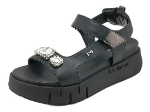 Sandali NeroGiardini con platform e maxi pietre brillanti: sportivi, glam e super comodi. Perfetti per brillare tutti i giorni. Made in Italy!<br /><br />Chi ha detto che i sandali sportivi da donna non possono essere anche un concentrato di glamour e brillantezza? I NeroGiardini E410707D smentiscono tutto, con un look che grida “sono comoda, ma anche un incanto”.<br /><br />Realizzati interamente in pelle premium, con cinturino alla caviglia regolabile a strappo (zero complicazioni), questi sandali sfoggiano una fascia anteriore decorata con 3 maxi pietre luminose—per brillare come si deve, anche a 30 gradi all’ombra.<br /><br />Il cinturino posteriore imbottito a cuscinetto coccola il tallone, mentre il sottopiede in pelle sagomato e imbottito ti accompagna per ore senza un lamento. Il fondo platform in gomma da 5,5 cm, con logo in bella vista, ti regala quei centimetri in più senza sacrificare la stabilità.<br /><br />Perfetti per look sportivi chic, outfit casual ma curati, o per dare una svolta luminosa anche alla giornata più grigia.<br />Comfort stellare, stile unico e qualità Made in Italy: questi sono i tuoi nuovi sandali preferiti.