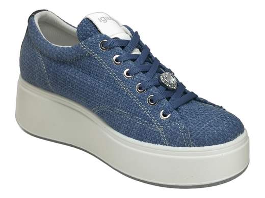 Sneaker in tessuto effetto rafia jeans con ciondolo a cuore, suola platform 5cm ultra leggera e plantare in pelle estraibile per il massimo comfort quotidiano.