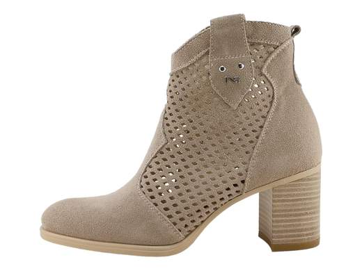 Elegante tronchetto estivo NeroGiardini in pelle scamosciata traforata colori avio e creta, tacco stabile 6,5 cm e zip interna, ideale per look urban chic.