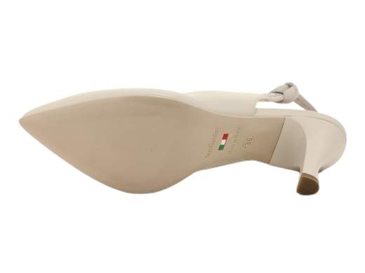 Slingback NeroGiardini E218341DE: scintilla ad ogni passo!<br />Pelle, cinturino con strass, sottopiede imbottito, suola antiscivolo, tacco a spillo di 7 cm e comode.