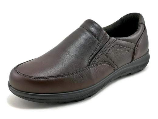 Mocassini uomo in pelle marrone scuro, leggeri e ammortizzati. Comfort elevato, ideali per ufficio e uso quotidiano prolungato.<br /><br />Questi mocassini da uomo rappresentano una soluzione ideale per chi desidera comfort elevato, leggerezza e stile sobrio da indossare ogni giorno. La tomaia è realizzata in morbida pelle nappa bottalata color marrone scuro, una finitura elegante e versatile che si abbina facilmente a outfit da lavoro e casual curati. La fodera in tessuto tecnico traspirante aiuta a mantenere il piede asciutto anche dopo molte ore di utilizzo.<br /><br />La calzata è estremamente confortevole grazie alla soletta estraibile e traspirante in pelle memory foam, progettata per ammortizzare l’impatto e sostenere il piede durante la camminata. Il doppio elastico laterale rende la calzata rapida e agevole, assicurando al tempo stesso una tenuta stabile e naturale senza punti di pressione.<br /><br />Il fondo platform in poliuretano da 3 cm garantisce leggerezza, flessibilità e un’ottima capacità di assorbimento degli urti, rendendo questi mocassini adatti a lunghe camminate, giornate di lavoro intense e utilizzo prolungato. Un modello pensato per chi cerca una scarpa pratica, elegante e affidabile, con la qualità della produzione italiana.<br /><br />Una scelta intelligente per affrontare la giornata con stile e comfort, dall’ufficio al tempo libero.