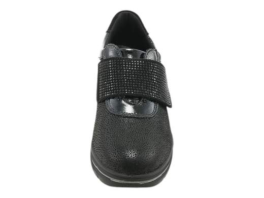 Scopri le Sneakers Donna ENVAL Soft 6764900 RUNA in tessuto stretch con inserto in vernice, comode e ammortizzate, su Laporta Calzature. Acquista ora!<br /><br />Le Sneakers Donna ENVAL Soft 6764900 RUNA, disponibili su Laporta Calzature, sono ideali per chi desidera una scarpa che si adatti perfettamente al piede, garantendo comfort e un tocco di stile. <br />La tomaia elasticizzata con inserto in vernice si modella con facilità e dona un look elegante ma versatile, mentre la chiusura a strappo in camoscio, decorata da luminosi strass, aggiunge quel pizzico di glamour che non guasta mai. <br />Il sottopiede estraibile in memory foam assicura una comodità su misura, perfetta per affrontare giornate intense. Con un fondo zeppa ammortizzante in poliuretano da 5 cm, queste sneakers ti offriranno altezza e stabilità senza appesantire. <br />Se cerchi comfort e stile in un’unica scarpa, acquista ora su Laporta Calzature e cammina con classe!