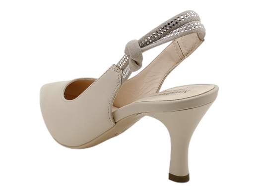 Slingback NeroGiardini E218341DE: scintilla ad ogni passo!<br />Pelle, cinturino con strass, sottopiede imbottito, suola antiscivolo, tacco a spillo di 7 cm e comode.