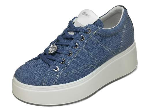 Sneaker in tessuto effetto rafia jeans con ciondolo a cuore, suola platform 5cm ultra leggera e plantare in pelle estraibile per il massimo comfort quotidiano.