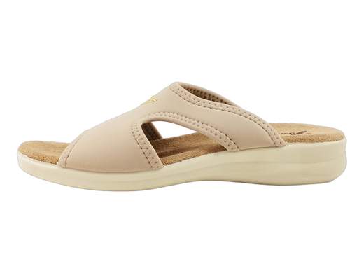 Ciabatte Susimoda donna leggere e confortevoli con fascia in lycra elasticizzata e zeppa comoda. Made in Italy, perfette per casa e tempo libero.<br /><br />Le ciabatte Susimoda 1969/130 sono il perfetto mix tra comodità e stile senza sforzo. La fascia in lycra elasticizzata avvolge il piede con delicatezza e si adatta alla forma senza stringere, mentre il logo in borchiette dorate aggiunge quel tocco chic che non guasta mai, nemmeno tra divano e cucina.<br /><br />Il sottopiede imbottito in tessuto antiscivolo e antisudore è pensato per darti comfort per tutto il giorno, anche nelle stagioni più calde. La zeppa leggera di 3 cm in poliuretano ti accompagna con una camminata morbida e stabile, ideale per la casa, il terrazzo o una passeggiata veloce.<br /><br />Super pratiche, leggere e curate nei dettagli, sono una scelta furba per chi vuole comodità… senza rinunciare a un pizzico di stile. E naturalmente, sono Made in Italy: qualità che si sente ad ogni passo.<br /><br />Vuoi metterle ai piedi e non toglierle più? Allora è il momento giusto per provarle!