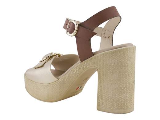 Sandalo donna NeroGiardini in pelle con tacco largo 9cm, plateau 3cm e accessorio dorato, disponibile nelle varianti miele/cuoio e bianco/cipria con sottopiede memory.