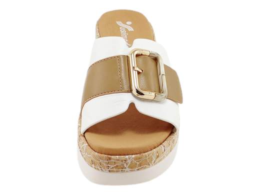 Ciabatte donna Susimoda 1434/25 con fascia in pelle, PIUMA GEL e zeppa effetto sughero da 5,5 cm. Comfort elegante Made in Italy.<br /><br />Le SUSIMODA 1434/25 sono la scelta giusta per chi vuole sentirsi comoda senza rinunciare a un tocco fashion. La fascia ampia in morbida pelle, decorata da una finta fibbia dall’aspetto raffinato, avvolge il piede con eleganza e stabilità.<br /><br />Il sottopiede PIUMA GEL in pelle imbottita coccola la pianta con una sensazione di morbidezza continua, mentre la zeppa in poliuretano rivestita in finto sughero da 5,5 cm dona slancio e un look estivo curato, mantenendo comunque leggerezza e comfort.<br /><br />Indicate per chi desidera una calzatura pratica ma dallo stile curato, perfette per passeggiate, tempo libero e outfit casual chic. Ovviamente Made in Italy.<br /><br />Cerchi comodità con un tocco di glamour? Questo modello è pronto a seguirti ovunque.