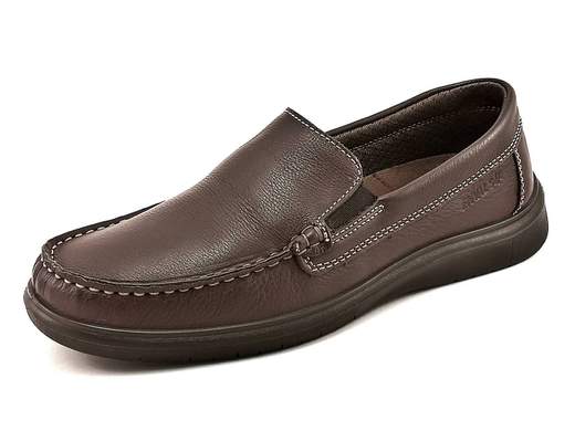 Eleva il tuo comfort e stile con il mocassino uomo ENVAL Soft 3708011. Realizzato in morbida nappa bottalata castagno, offre una calzata comoda grazie al plantare in pelle Memory Foam estraibile. La suola in poliuretano Extra Flessibile garantisce una camminata senza sforzo. Questo mocassino Made in Italy unisce eleganza e praticità per un look impeccabile.