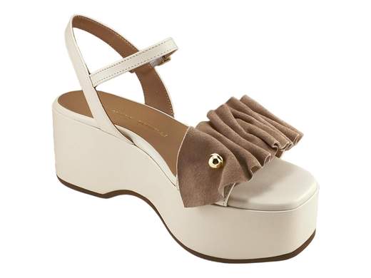 Sandalo elegante da donna Gianmarco Sorelli in pelle milk con zeppa platform da 6 cm e dettaglio drappeggiato in camoscio castoro.