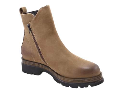 Scopri gli Stivaletti Donna IGI&CO 6686211 in nabuk Taupe effetto vintage con doppia zip e suola carrarmato. Eleganti e pratici, acquistali ora su Laporta Calzature! <br /><br />Gli Stivaletti Donna IGI&CO 6686211, disponibili su Laporta Calzature, sono la scelta ideale per chi cerca uno stile raffinato con un pizzico di grinta. Realizzati interamente in pelle nabuk color Taupe con un elegante effetto vintage, questi stivaletti aggiungono un tocco distintivo a ogni outfit. <br />La doppia zip laterale, di cui una funzionale, rende la calzata comoda e pratica, perché anche i dettagli contano! <br />Il sottopiede imbottito in pelle garantisce comfort per tutto il giorno, mentre la robusta suola carrarmato con tacco a blocco di 3 cm unisce stabilità e carattere. <br />Perfetti per un look da ufficio o una serata rilassata con gli amici. <br />Non rinunciare allo stile e alla praticità: acquista ora su Laporta Calzature e cammina con classe!