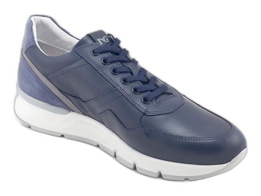 Sneakers uomo NeroGiardini in pelle bianca con zip e sottopiede DryGo. Comfort e stile impeccabili. Scoprile ora!<br /><br />Sneakers uomo NeroGiardini E500650U, realizzate interamente in pelle bianca per uno stile pulito ma deciso. <br />Doppia chiusura con lacci e zip laterale per la massima praticità. <br />La fodera interna in morbida spugna assorbe e dissipa il sudore, mantenendo il piede fresco e asciutto. <br />Sottopiede in pelle imbottito ed estraibile DryGo, sinonimo di igiene e traspirabilità. <br />Il fondo running in gomma di 4 cm assicura leggerezza, grip e slancio. <br />Raffinate, grintose e comodissime: provale subito e rinnova il tuo stile!