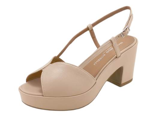 Sandali con tacco alto Gianmarco Sorelli 1906/G60 in pelle nappa, comodi grazie al plateau. Eleganza Made in Italy senza rinunce.<br /><br />Alti sì, ma senza effetti collaterali. I sandali con tacco Gianmarco Sorelli 1906/G60 sono il trucco (legale) per slanciare la silhouette senza soffrire.<br /><br />L’ampia fascia in morbida pelle nappa avvolge il piede con stile e delicatezza, mentre il cinturino slingback regolabile fa il suo dovere tenendoti ben salda. Dentro? Solo pelle, con un sottopiede leggermente imbottito che ti coccola passo dopo passo.<br /><br />Il tacco a blocco da 8 cm fa scena, ma il plateau da 3 cm in pelle lo rende sorprendentemente comodo. E grazie alla suola in gomma antiscivolo, l’eleganza non rischia scivoloni.<br /><br />Perfetti con outfit raffinati, cerimonie o quando vuoi solo sentirti stilosa e comoda allo stesso tempo. Ah, ovviamente sono Made in Italy. E si vede.